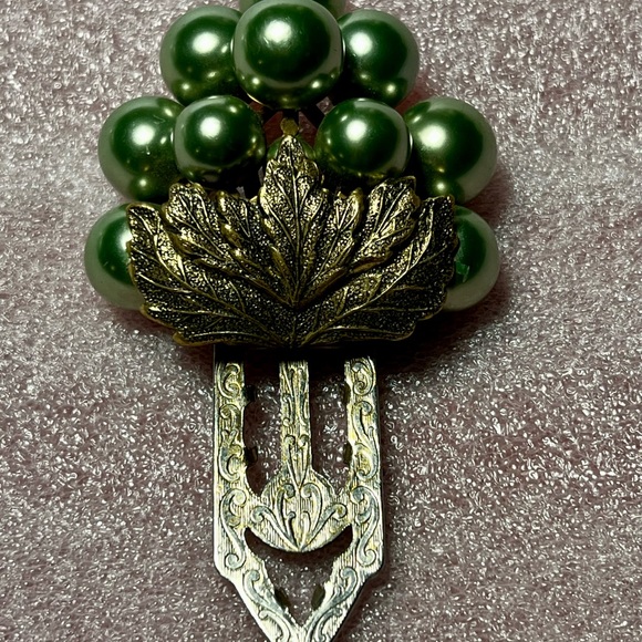 Vintage 1930 Art Deco, Coat or dress Brooch/pin. Cluster green simulated pearls. - Picture 5 of 13